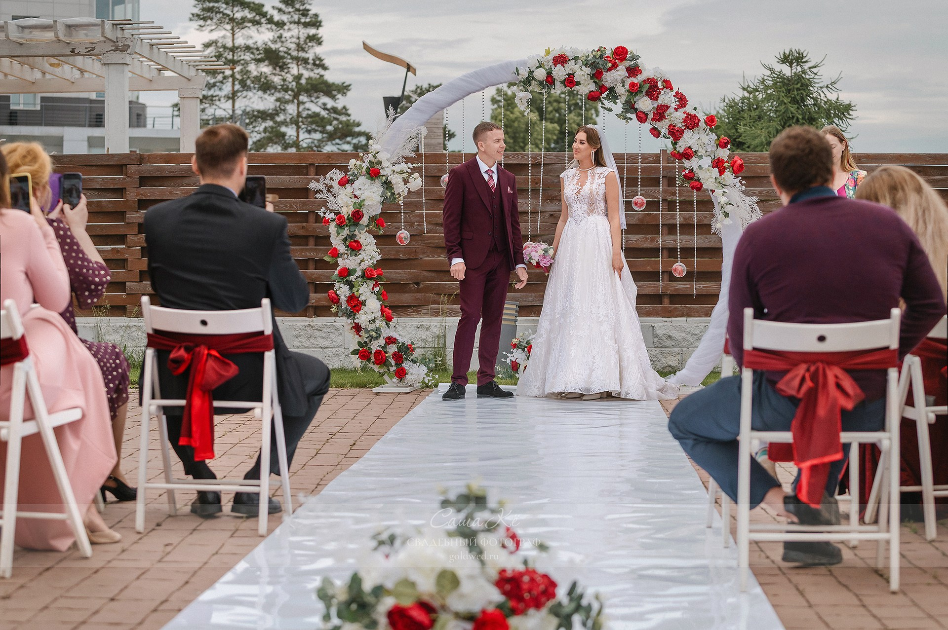 Свадебная фотосессия A&N в дождливую и пасмурную погоду в Новосибирске от профессионального фотографа Саши Кё. Свадебный, семейный и event фотограф в Новосибирске и Новосибирской области Саша Кё