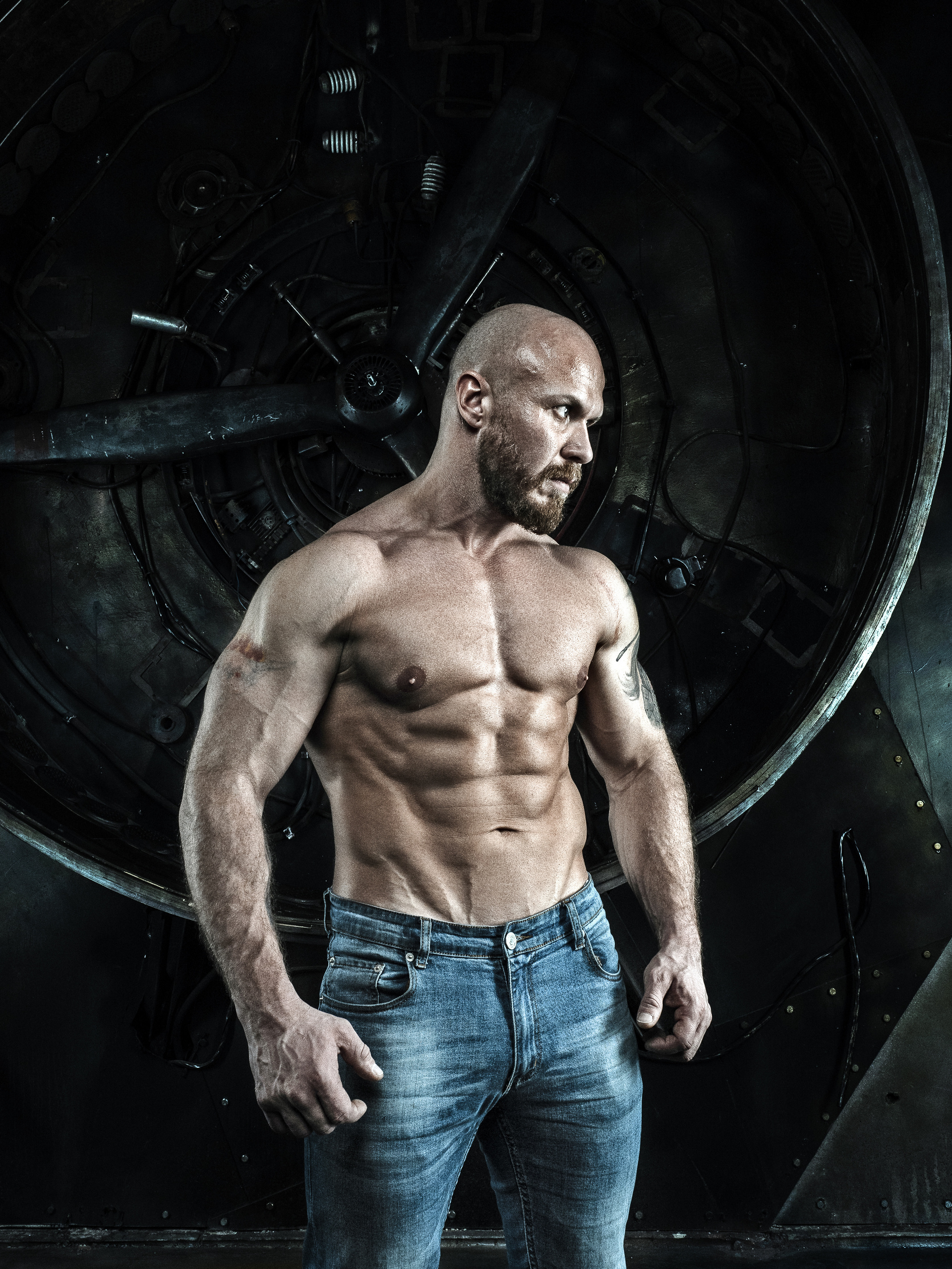 мужская фотосессия в студии с торсом