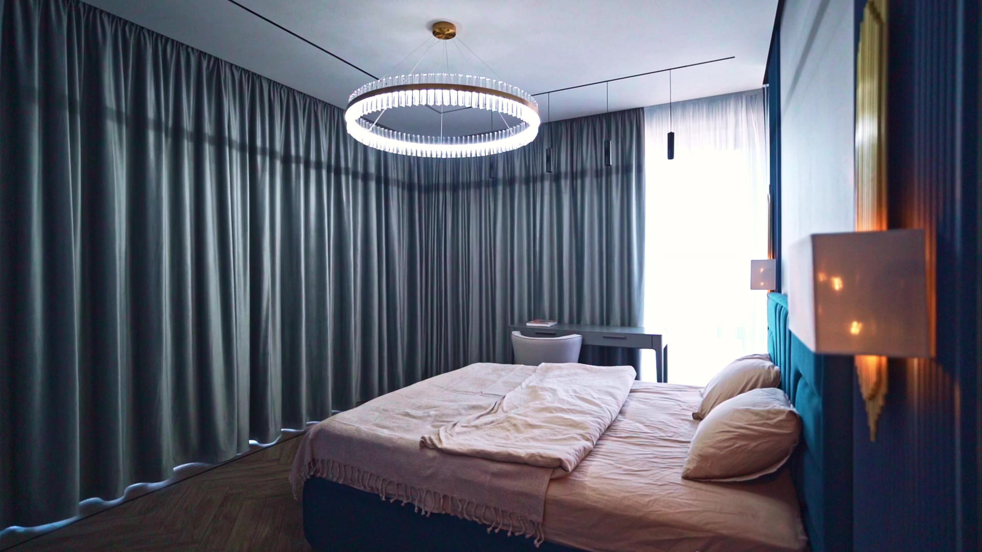 Фотосъёмка и видео тур квартиры с ярким дизайном и видом на Москва-Сити | vhaus. Видеопродакшн недвижимости и архитектуры | Студия VHAUS