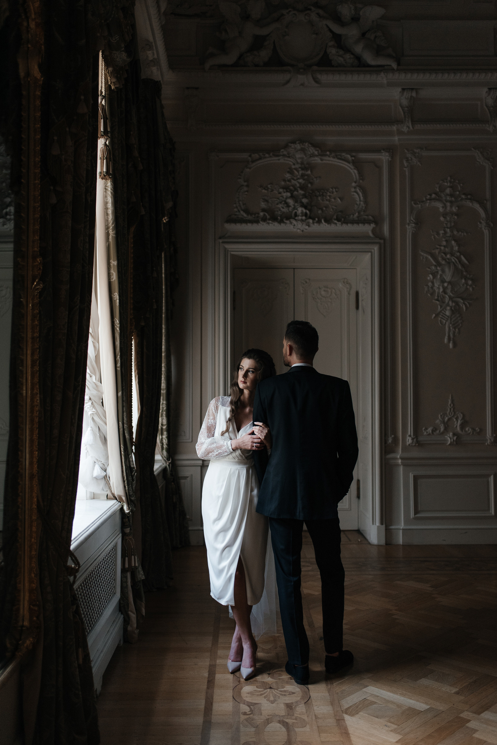 Закрытые места для свадебной фотосессии в дождь, осенью или зимой. Свадебный фотограф в Санкт-Петербурге Венера Ахметова