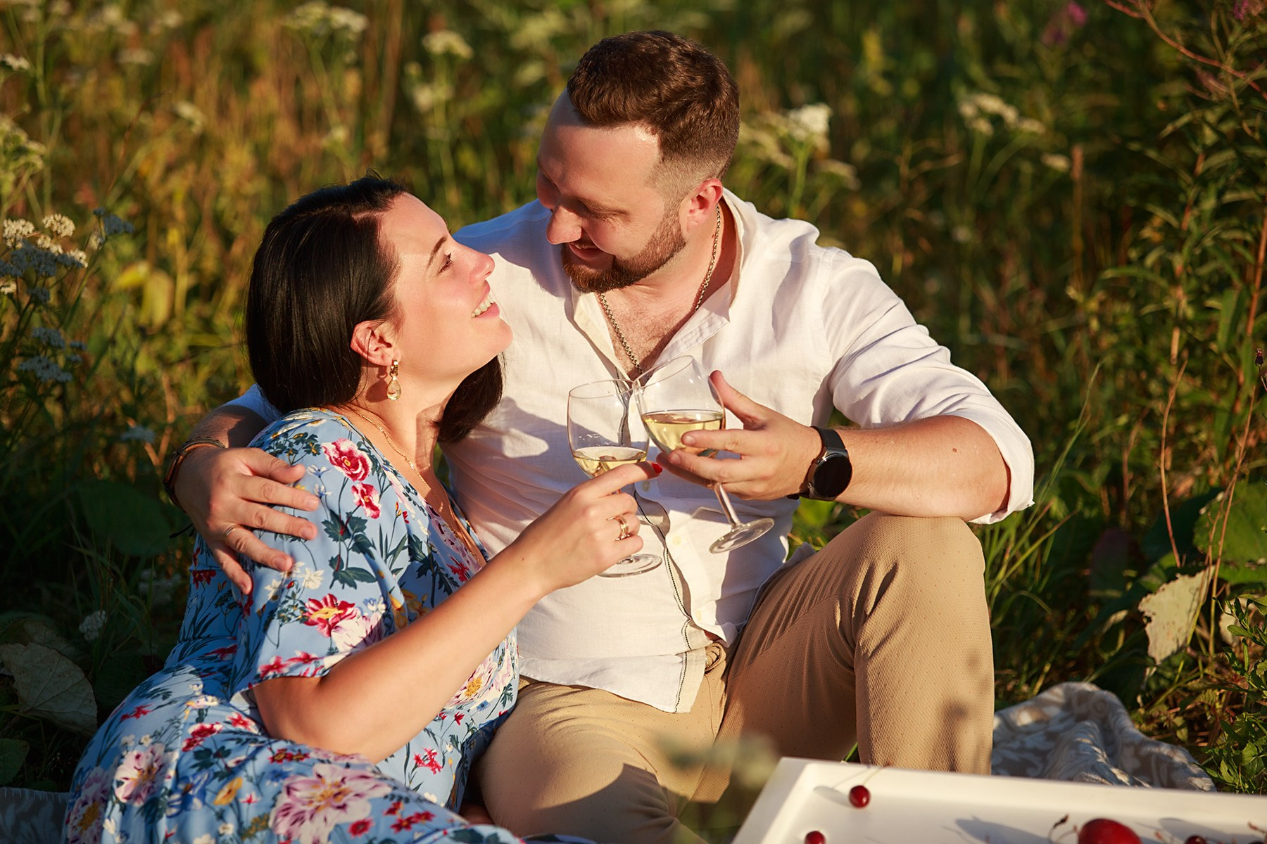 Фотосессия лавстори lovestory на годовщину свадьбы романтическая пара влюблённых в после цветов иван-чай. Семейный и детский фотограф в Москве Мария Быкова