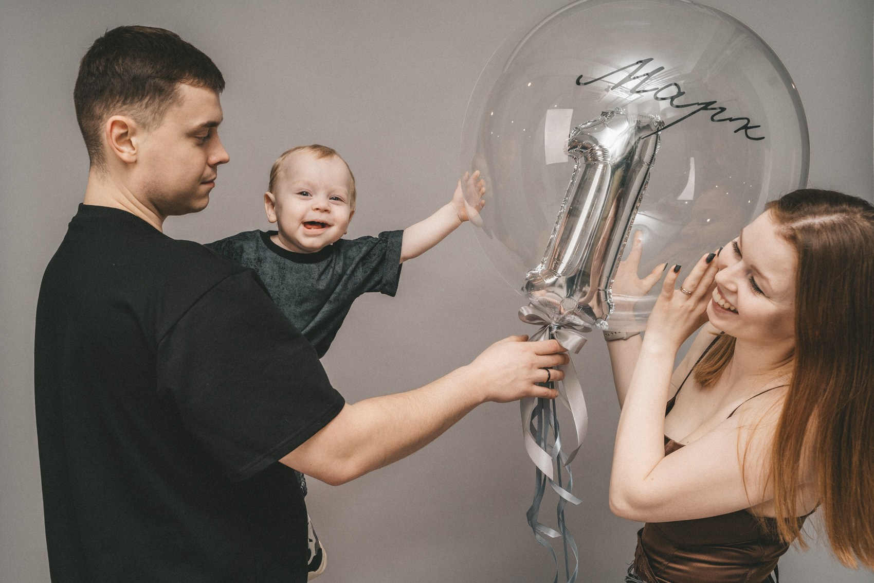 Фотосессия на 1 годик ребенка, первый день рождения малыша в Москве. Фотограф и видеограф от проекта Продолжение рода. Фотографы на роды в Москве. Фото и видео родов. Фотопроект «Продолжение рода»