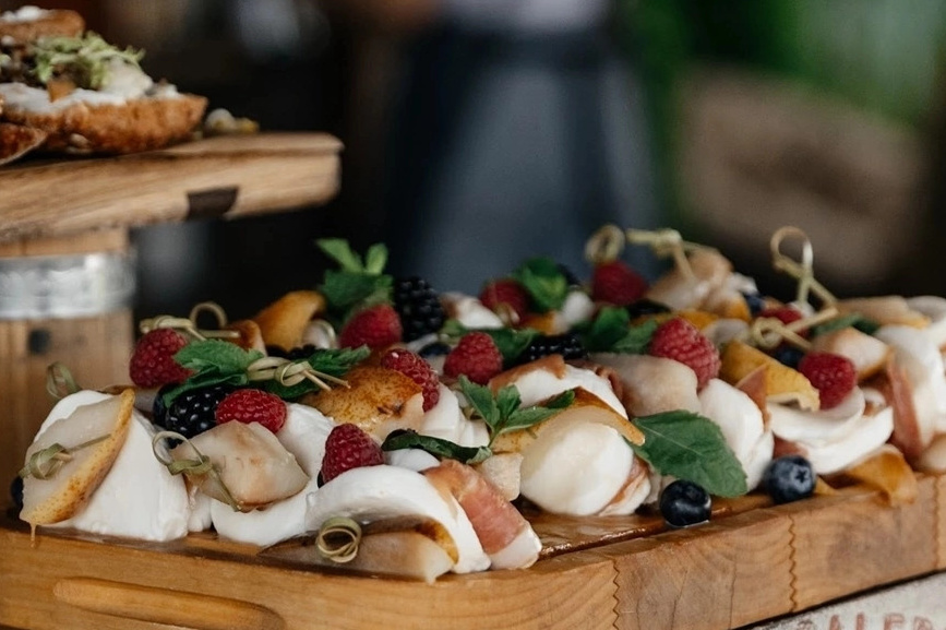 Моцарелла с сахарной грушей и сыровяленым окороком