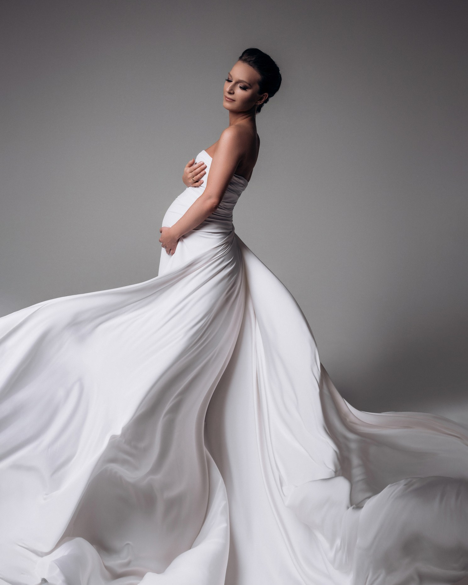 Стильная фотосессия беременных в ткани