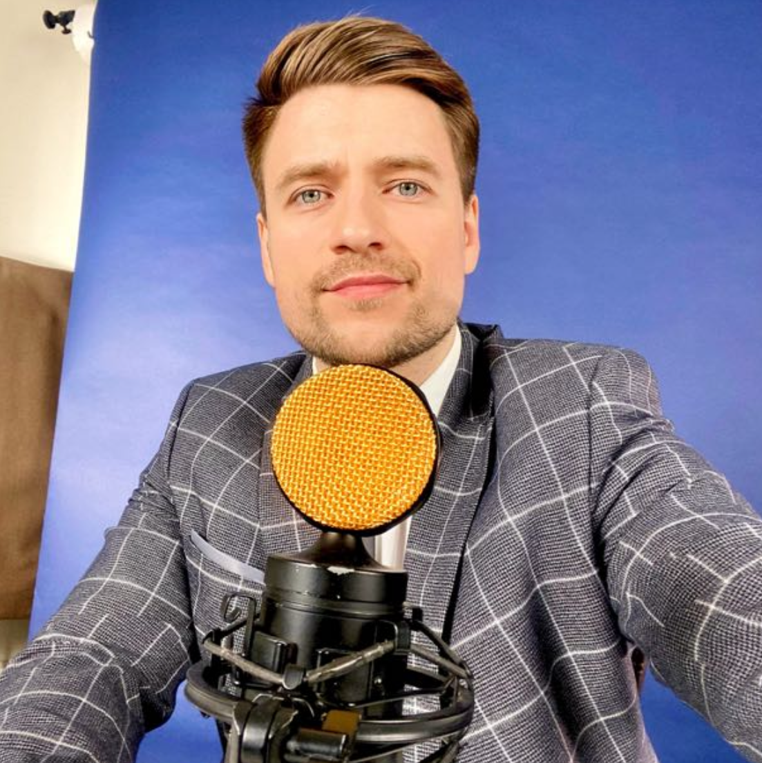 ведущий с большим опытом москва