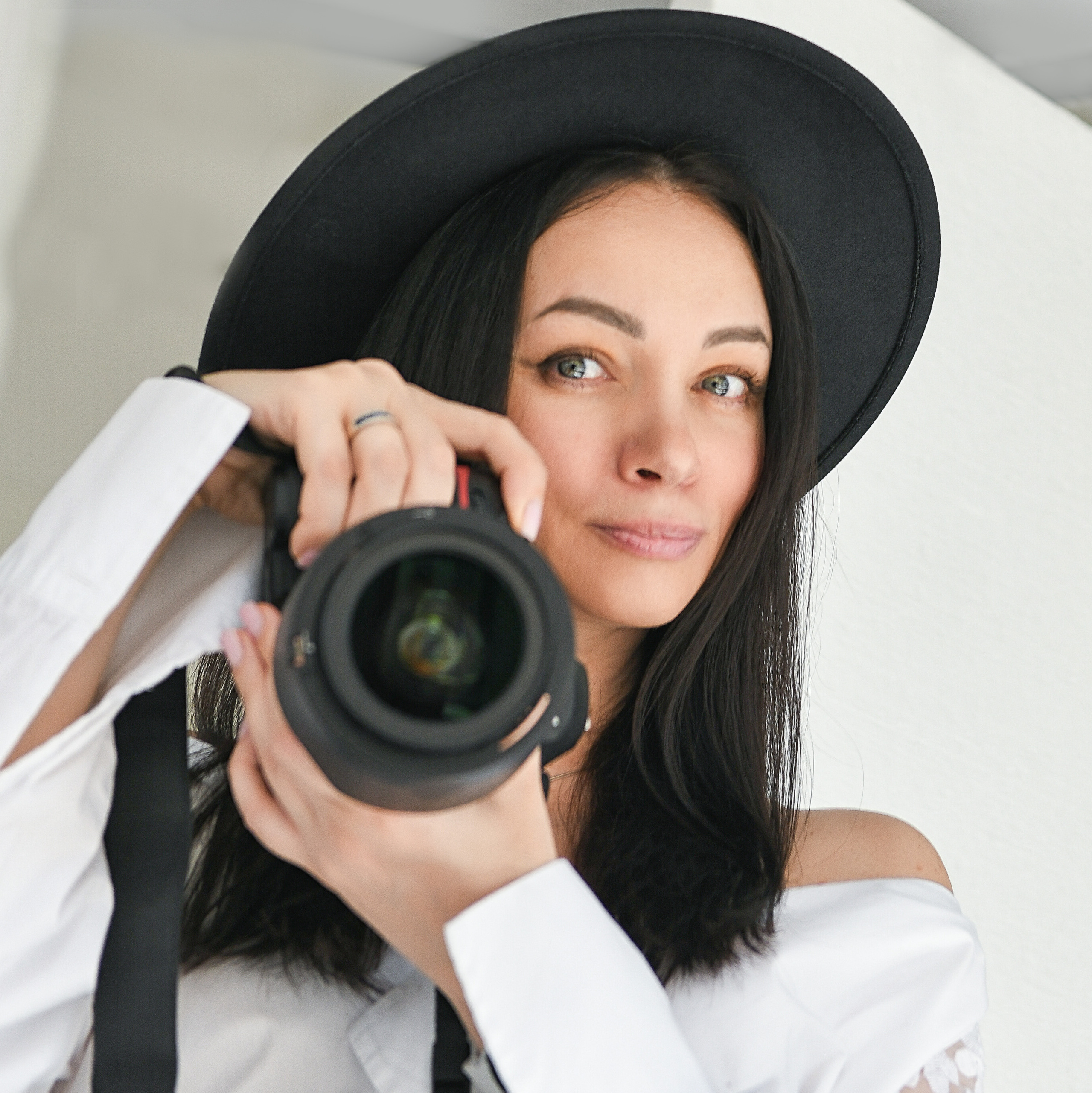 Фотограф Воронеж Елена Николайчик. Портретный и контент фотограф, имиджевая фотосессия, контент, визуал, контентная фотосессия, студийная фотосессия. Красивые кадры про вас. Визуал. Рекламная фотосессия. Фотосессия для сайта. Фотосессия для бизнеса. Фотосессия для соцсетей. Обучение фотографии. Обучение ретуши. Фотосессия в Воронеже. Фотографии для соцсетей. Подарочный сертификат на фотосессию. Идея для подарка на день рождения. 