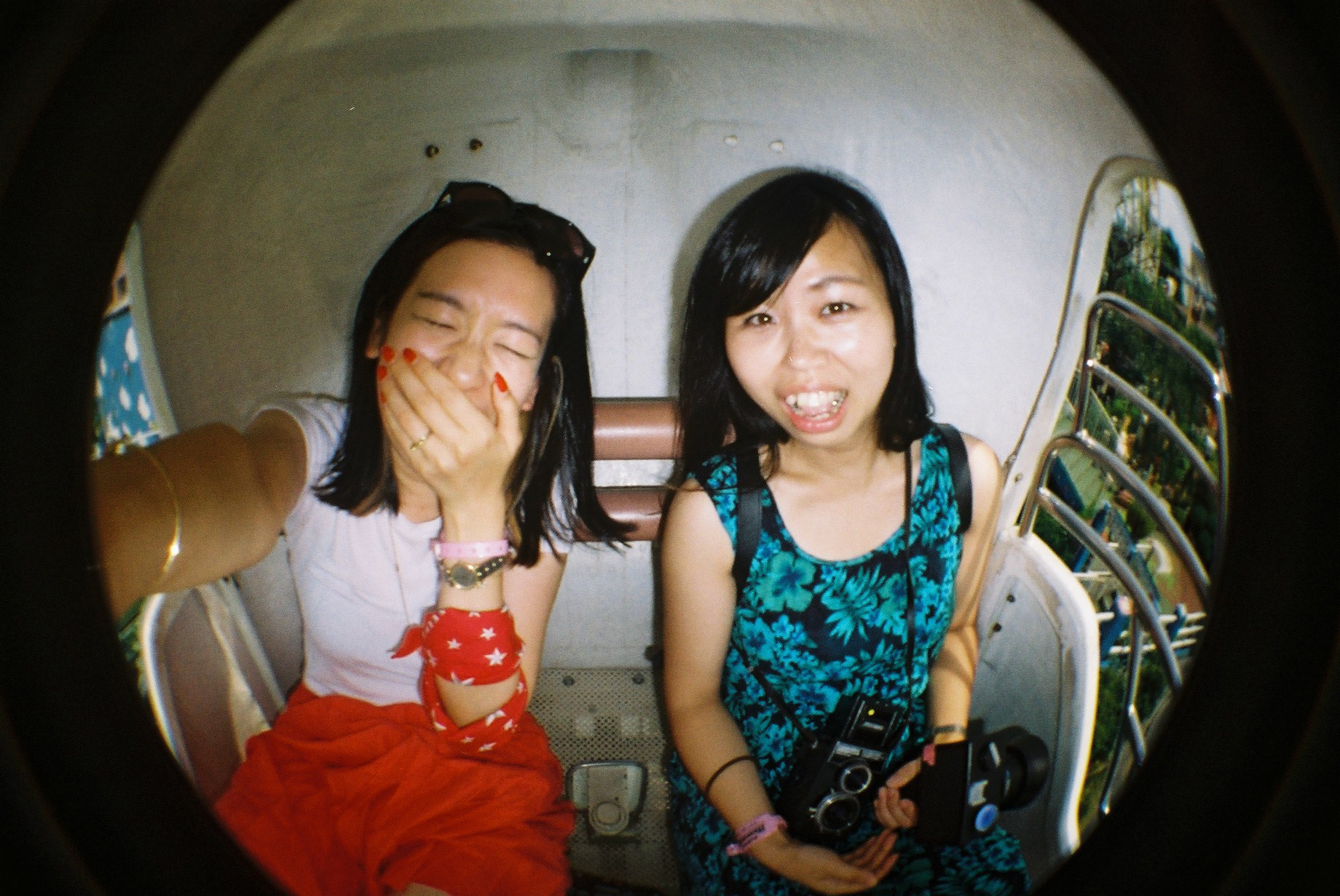 Компания Lomography добавила оранжевый «Papaya Pop». Фотограф — видеограф в Москве Дмитрий Менделеев