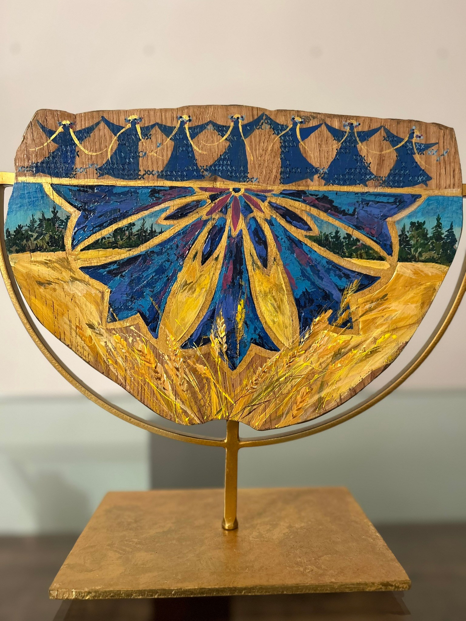 Валошки - символ родной земли. Дуб, металл, художественная роспись.