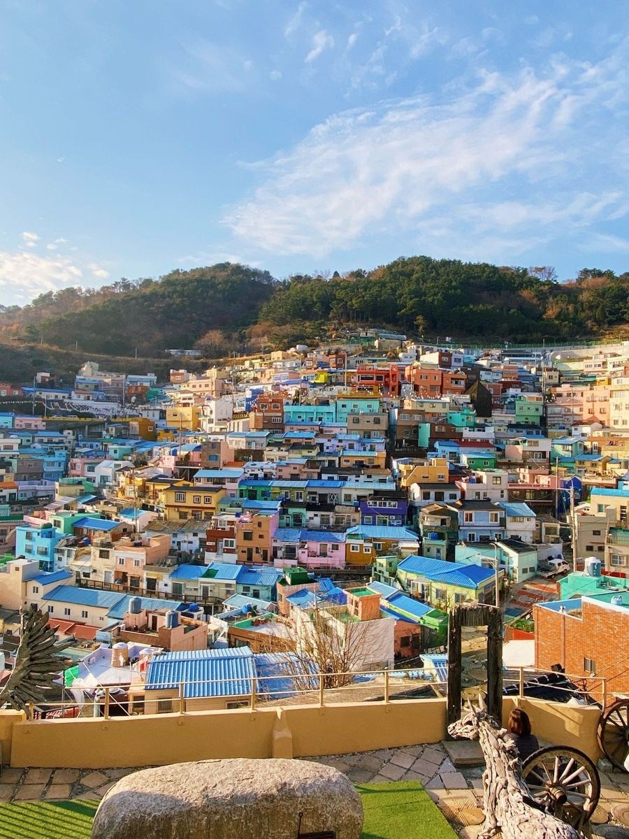 Panorama of the colorful houses of Gamcheon Culture Village, Busan — hanbok photoshoot location · 釜山 韓服撮影